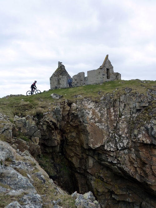 Cliff top ruin near the old church at Dun Filiscleitir